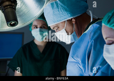 OP-Team im OP-Saal arbeiten Stockfoto