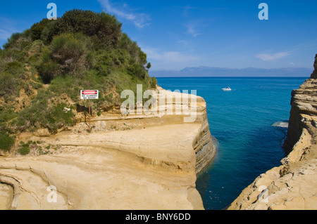 Blick über den malerischen Canal d ' Amour in Sidari auf der griechischen Insel Korfu Griechenland GR Stockfoto