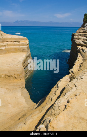 Blick über den malerischen Canal d ' Amour in Sidari auf der griechischen Insel Korfu Griechenland GR Stockfoto