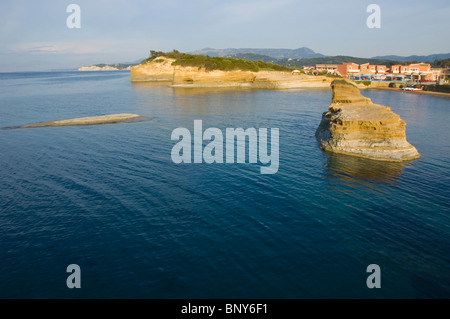 Blick über den malerischen Canal d ' Amour in Sidari auf der griechischen Insel Korfu Griechenland GR Stockfoto