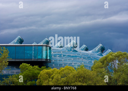 Kunsthaus Graz, ist eine riesige bläuliche Blase genannt "friendly Alien" die Kunstgalerie aus Graz, Steiermark, Österreich. Dunkle Wolken vor r Stockfoto