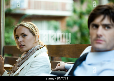 Paar, sitzen im Freien, Frau wegsehen in Ablenkung Stockfoto