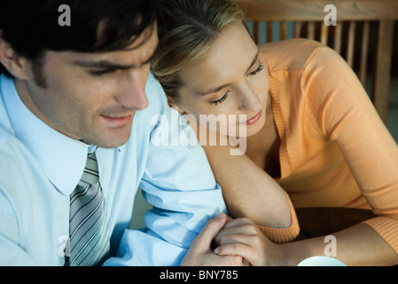 Paar Hand in Hand, Frau, Kopf auf die Schulter des Mannes ruht Stockfoto