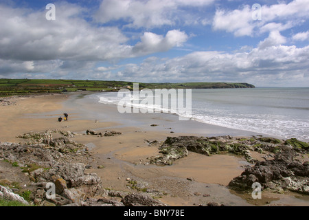 Waterford, Irland Clonea, Familie spielen auf leeren Strand Stockfoto