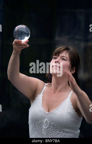 Künstlerisch bearbeiten eine Kristallkugel in der Royal Mile, Edinburgh, beim internationalen Festival der Frau. Stockfoto