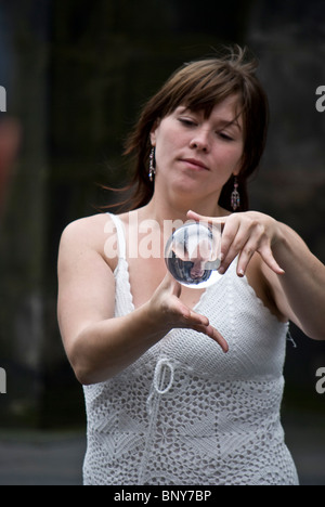 Künstlerisch bearbeiten eine Kristallkugel in der Royal Mile, Edinburgh, beim internationalen Festival der Frau. Stockfoto