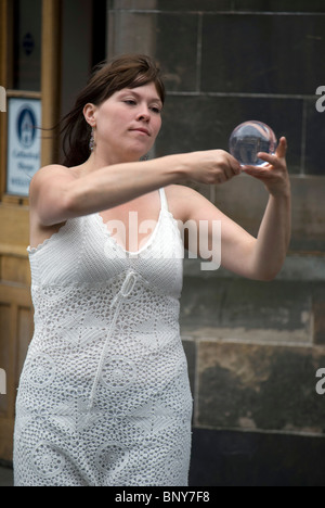 Künstlerisch bearbeiten eine Kristallkugel in der Royal Mile, Edinburgh, beim internationalen Festival der Frau. Stockfoto