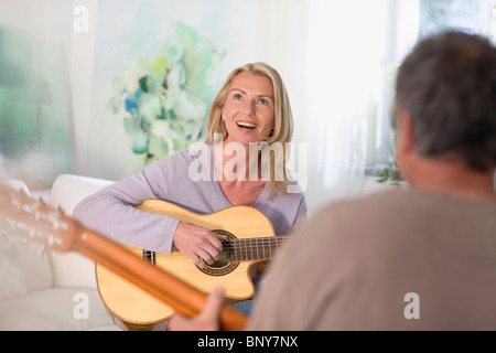 Paar Gitarren spielen Stockfoto