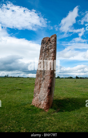 Lange Meg - ein großen Stein - auch Teil eines alten Kreises mit weiteren Boulder-Steinen - bekannt als Megs "Töchter".  Cumbria, UK Stockfoto