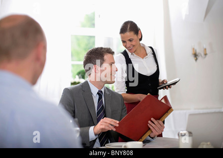 Mann in einem restaurant Stockfoto