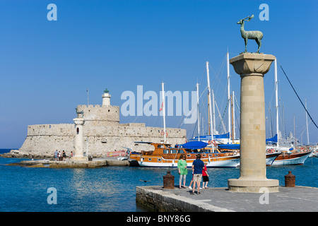 Die alte Festung Agios Nikolaos und Leuchtturm im Hafen von Mandraki mit Hirsch-Statue im Vordergrund, Rhodes Town, Rhodos, Griechenland Stockfoto