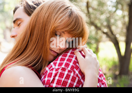 Junges Paar umarmt hautnah Stockfoto