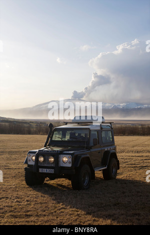 Land Rover Defender 90 300TDI vor Eyjafjallajokull Volcan durchbrechenden im Hintergrund Stockfoto