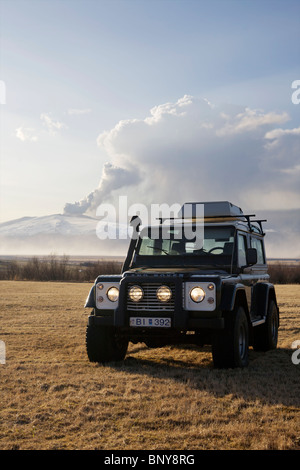 Land Rover Defender 90 300TDI vor Eyjafjallajokull Volcan durchbrechenden im Hintergrund Stockfoto