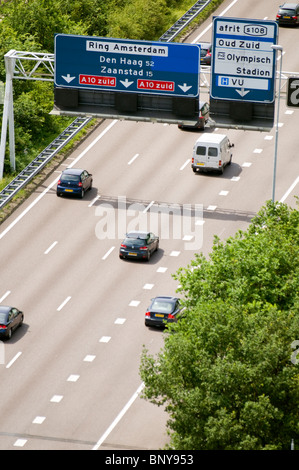 Verkehr auf der Autobahn A10 im Bereich der niederländischen Hauptstadt Amsterdam Zuid Stockfoto