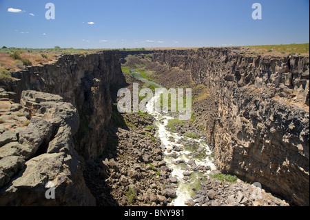 Fluss fließt durch tiefe Schlucht Stockfoto