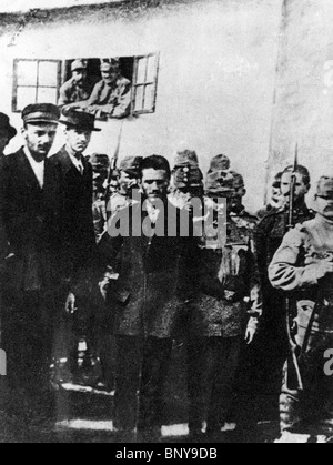 GAVRILO PRINCIP ist durch seinen österreichischen Fängern vorgeführt, nach der Ermordung von Erzherzog Franz Ferdinand, Sarajevo, Bosnien, 28. Juni 1914 Stockfoto