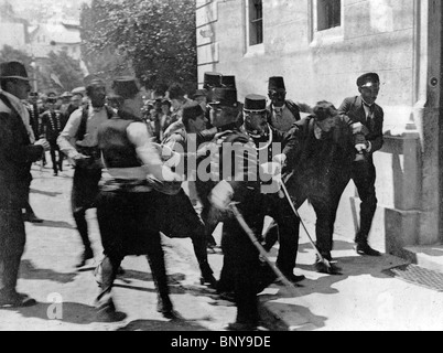 GAVRILO PRINCIP verhaftet nach der Ermordung von Erzherzog Franz Ferdinand in Sarajevo, Bosnien, 28. Juni 1914 Stockfoto