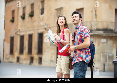 Paar mit Reiseführern in der Stadt Stockfoto