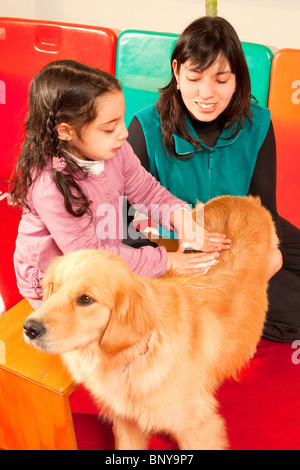 Patienten, mit Hilfe eines ausgebildeten Hund behandelt Stockfoto