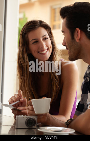Nahaufnahme von jungen Touristen im café Stockfoto