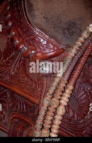 Hand-nachgerüstet western-Show Sattel mit Sterling Silver Conchos nach Maß. Hand geflochten Romel Zügel mit Rohhaut Aderendhülsen. PR Stockfoto