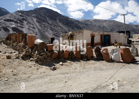 Militärlager in einem kleinen Dorf an der Straße zwischen Leh und Pangong Tso in Ladakh, Indien. Stockfoto