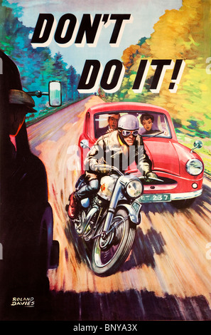 Mach es, 1950er Jahre gefährlich Motorrad überholen Straße Sicherheitsposter von Roland Davies Stockfoto