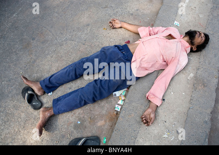 Ein armer indischer Mann schläft auf der Straße in Delhi, Indien. Stockfoto