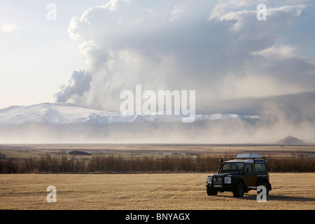 Land Rover Defender 90 300TDI vor Eyjafjallajokull Volcan durchbrechenden im Hintergrund Stockfoto