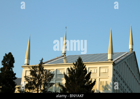 PV-Zellen auf eine Kirche (Santa Barbara) in San Donato Milanese. 2010 Stockfoto