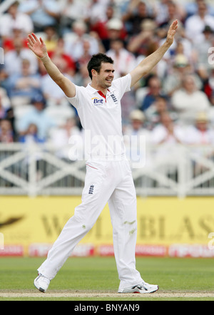 JAMES ANDERSON feiert seine ENGLAND V PAKISTAN 1. NPOWER TRENT BRIDGE NOTTINGHAM ENGLAND 30. Juli 2010 Stockfoto