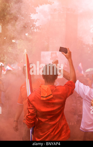 Niederländische Fußball-Fans auf dem Museumplein in Amsterdam während WM-Finale 2010 Stockfoto