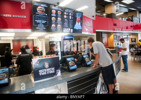 Eine brandneue Burger King Whopper Bar-Fastfood-Restaurant in Midtown Manhattan in New York Stockfoto