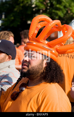 Niederländische Mann trägt einen lustigen Hut orangenen bei einer Outdoor-Veranstaltung inszeniert in Amsterdam, Niederlande Stockfoto