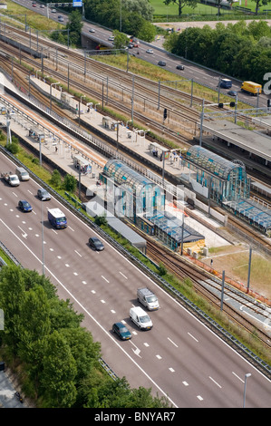 Luftaufnahme des Verkehrs auf der Autobahn A10 im Bereich der niederländischen Hauptstadt Amsterdam Zuid Stockfoto