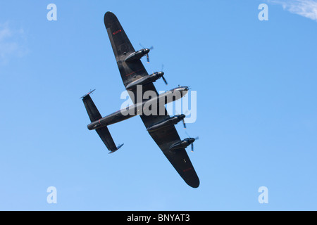 Avro Lancaster B1 PA474 WWII Bomber im Flug über Wickenby Flugplatz Stockfoto