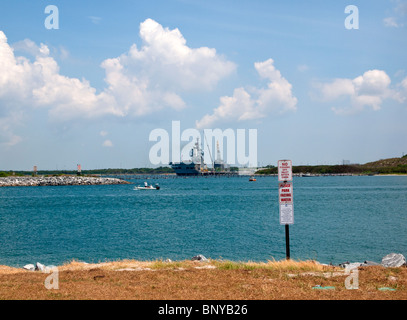 Britische Flugzeugträger HMS Ark Royal versteckt in einen sicheren Liegeplatz in Port Canaveral auf dem östlichen Atlantik von Florida USA Stockfoto