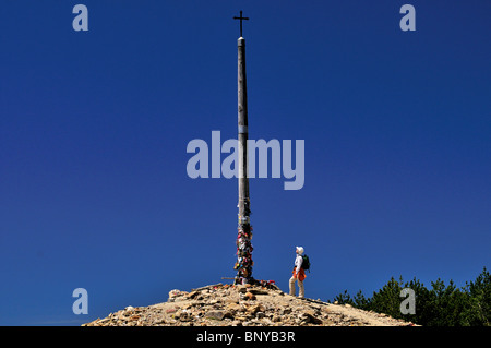 Spanien, Jakobsweg: Pilger auf der legendären Cruz de Hierro am Monte Irago entlang des Camino Frances Stockfoto