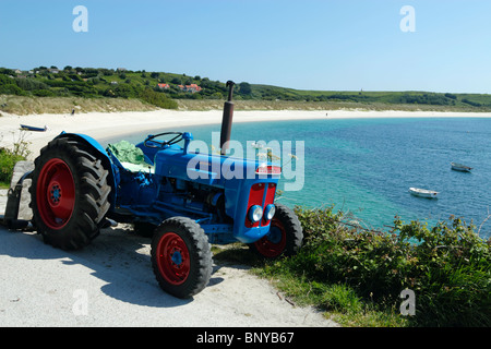 Fordson Super Dexta Traktor, höhere Stadt Bay, St.-Martins Isles of Scilly Cornwall UK. Stockfoto