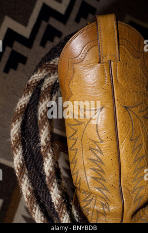 Western Cowboy Lederstiefel mit Rosshaar Seil (aka Mecate) auf zwei graue Hügel Navajo Indian Decke. Stockfoto