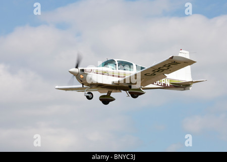 Grumman American AA-5 Traveller G-BCPN im Endanflug auf Wickenby Flugplatz landen Stockfoto