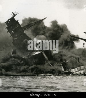 PEARL HARBOUR 7. Dezember 1941 die USS Arizona während des Angriffs durch Wellen von japanischen Flugzeugen Stockfoto