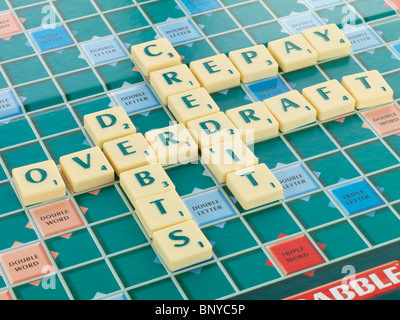 Scrabble-Brett mit Schulden Stockfoto