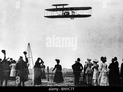 ORVILLE WRIGHT fliegt seinem Typ A Flugzeug am Flugplatz Tempelhof während der September 1909 Berlin Airshow. Stockfoto