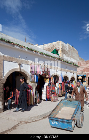 Essaouira mit Geschäften auf der Ave L'Istiqlal in der Nähe der Rue Souk Jdid, Atlantikküste, Marokko Stockfoto