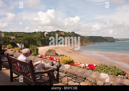 Älteres Ehepaar Blick auf Strand, Tenby Stockfoto