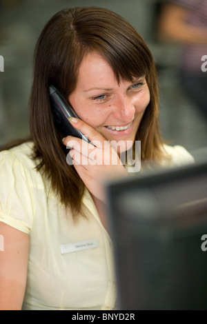 Call-Center-Mitarbeiter am Telefon, Berlin, Deutschland Stockfoto