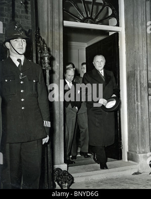 Bundeskanzler KONRAD ADENAUER (1876-1967) Nr. 10 Downing Street im Jahr 1955 verlassen Stockfoto