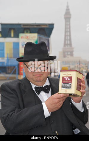 Winston Churchill in Blackpool, der NAAFI-90-Jahr-Jubiläum feiern und Spenden durch den Verkauf der NAAFI Tee für die Hilfe der Helden Nächstenliebe zu helfen. Stockfoto